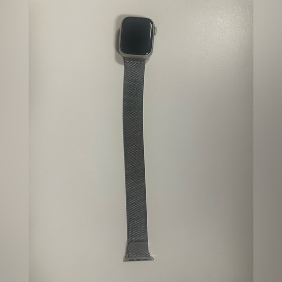 Apple Watch Series 7 41 mm. Gps + cellular. Aluminum Starlight, silver mesh band - Picture 14 of 16